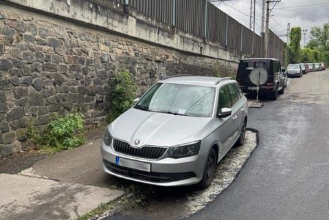 Silničáři v Roztokách u Prahy obasfaltovali škodovku