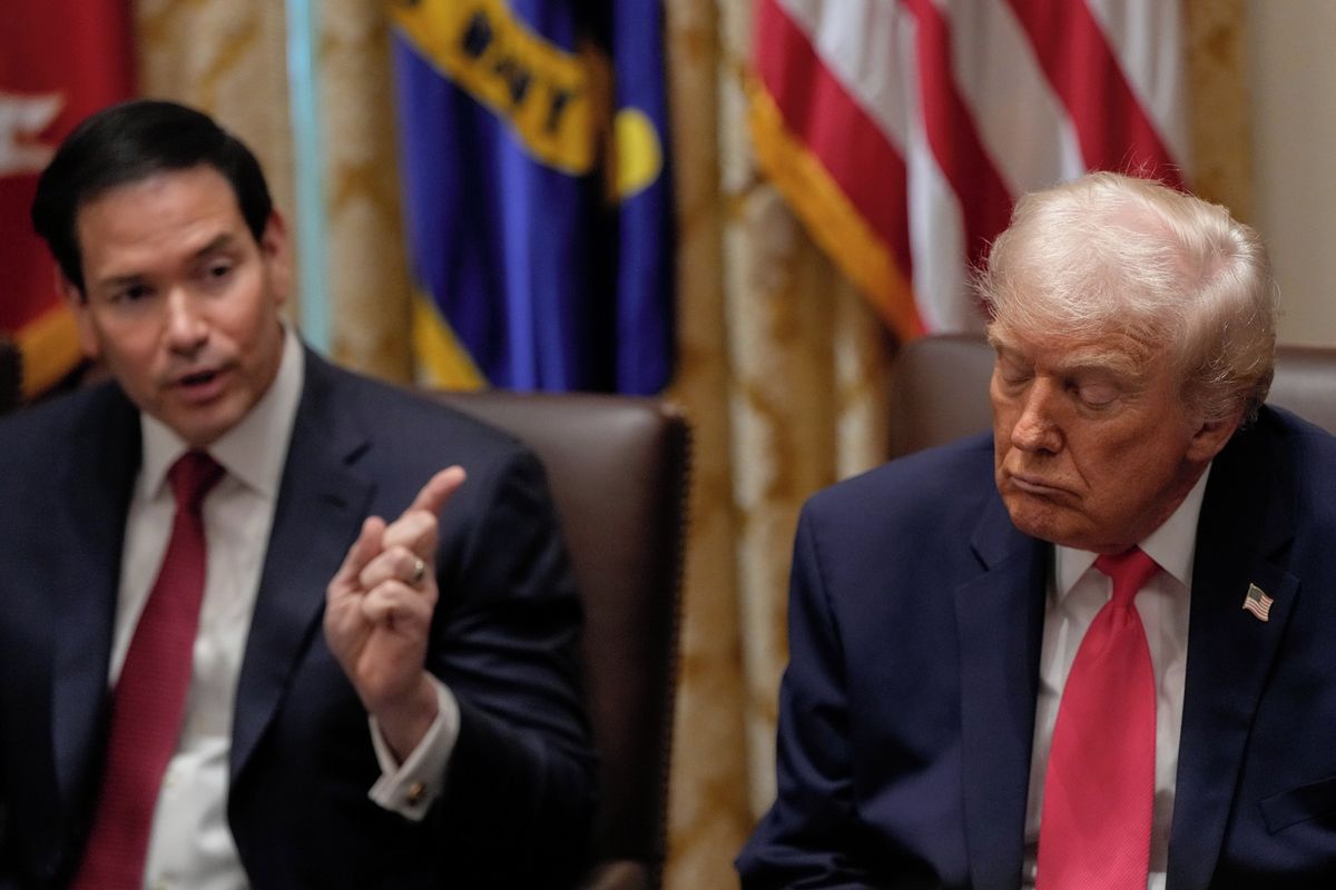 „Mluvíte o válce a on spí hned vedle vás.“ Rubiovi v Kongresu pustili záběry podřimujícího Trumpa