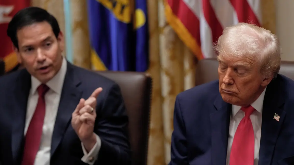 „Mluvíte o válce a on spí hned vedle vás.“ Rubiovi v Kongresu pustili záběry podřimujícího Trumpa