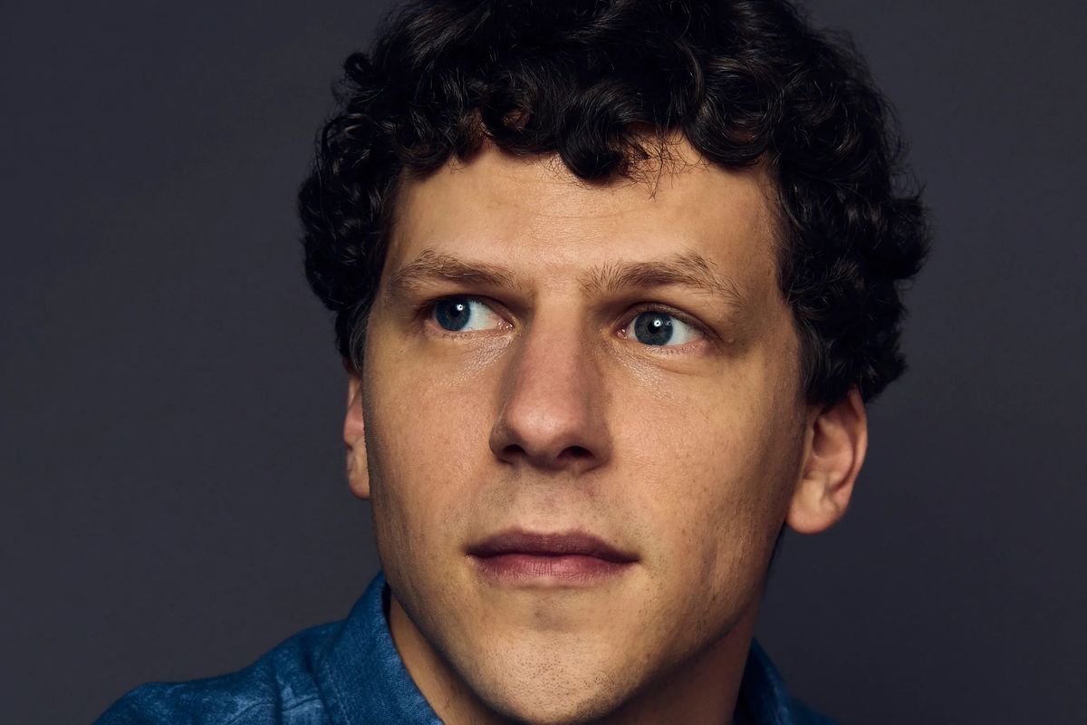 Všestranný Jesse Eisenberg převezme na karlovarském festivalu Cenu prezidenta 