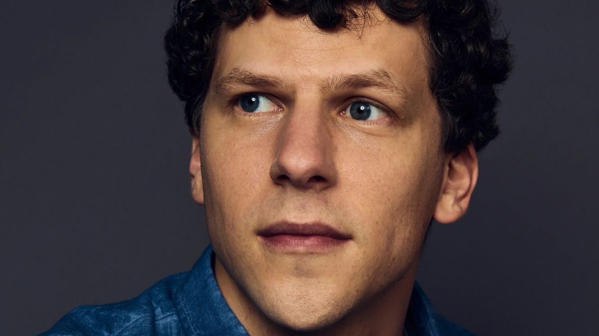 Všestranný Jesse Eisenberg převezme na karlovarském festivalu Cenu prezidenta