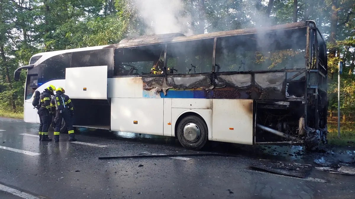 Na Pardubicku hořel autobus