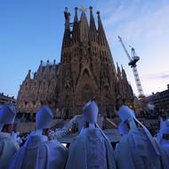 Sagrada Família má celkem 18 věží. 12 z nich symbolizuje apoštoly, čtyři evangelisty, jedna Pannu Marii a ta nejvyšší Ježíše Krista.