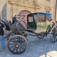 Osobní městské kupé císaře Ferdinanda I. Dobrotivého na dvoře zákupského zámku