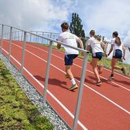 Nová tribuna v Plzi je unikátní, přes její střechu vedou atletické dráhy.