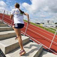 Tribuna je unikání atletickou drahou na střeše.