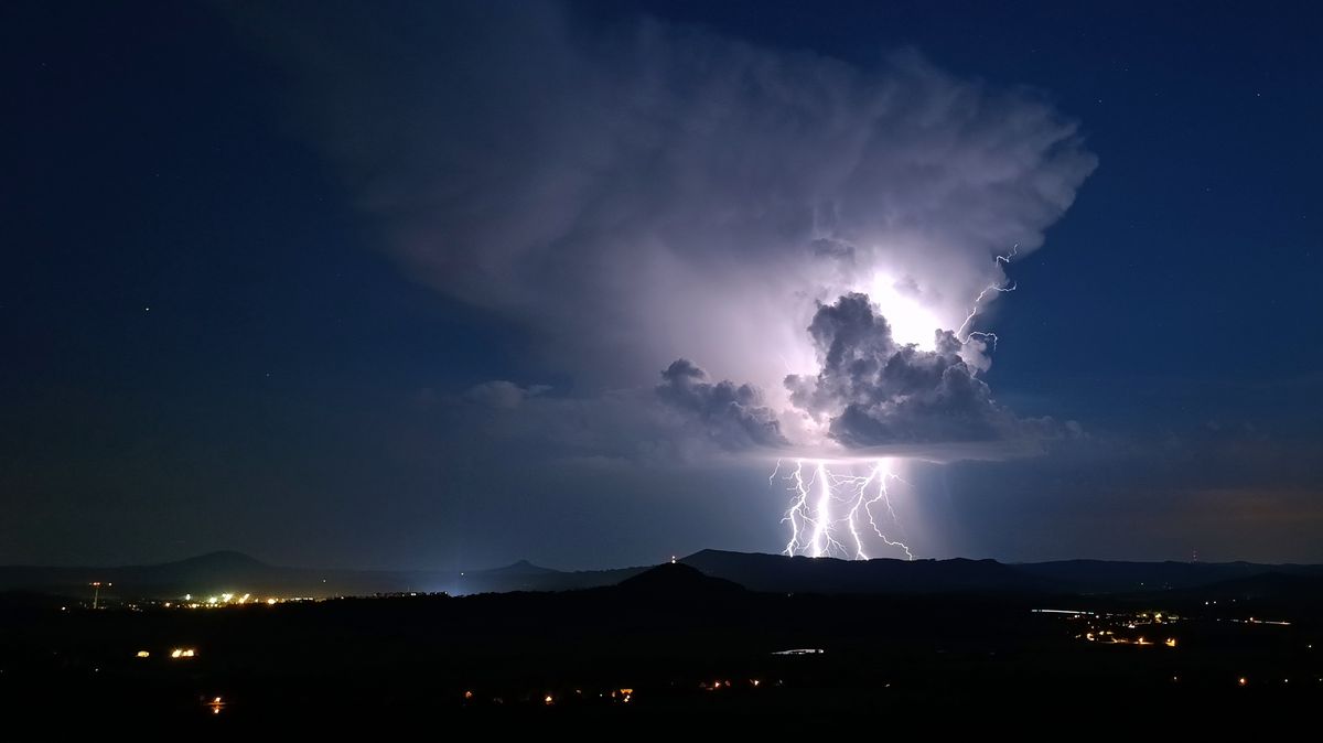 FOTO: Blesky křižovaly noční oblohu nad severem Česka