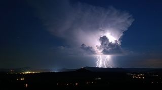 FOTO: Blesky křižovaly noční oblohu nad severem Česka