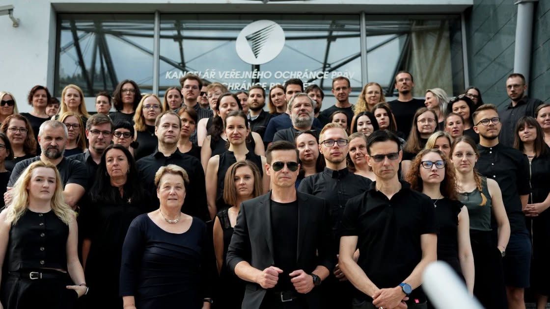 Nová ombudsmanka se oblékla do černé. Podpořila stávku v ČT a ČRo
