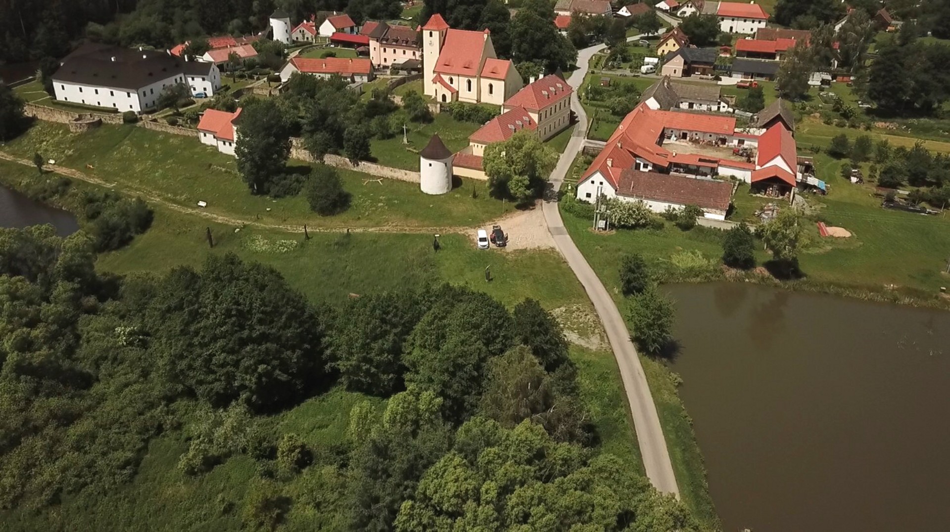 Tvrz Žumberk má pořádně zašmodrchanou historii. Návštěva památky je zážitek
