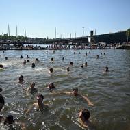 Bazény a koupaliště jsou po celé Evropě plné. Třeba v Amsterdamu kvůli vedru prodlužují jejich otevírací dobu.