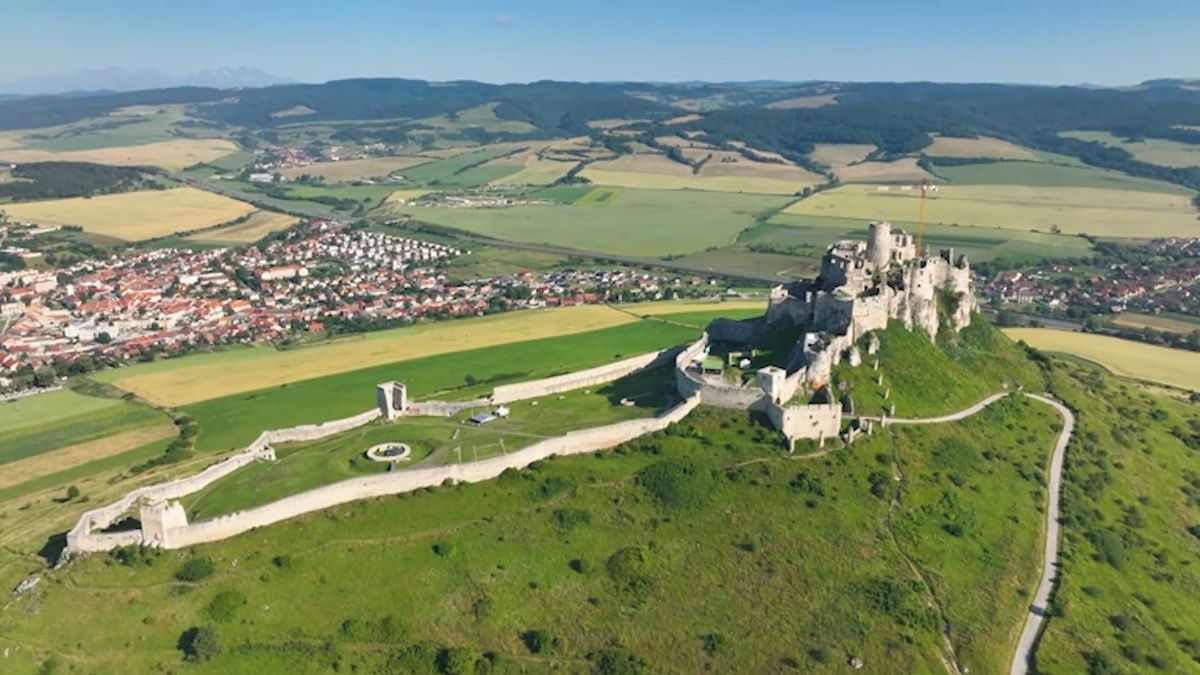 Největší hradní komplex na Slovensku z ptačí perspektivy