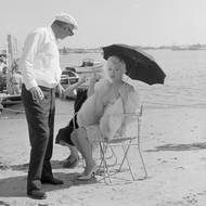 Podzim 1958. Marilyn Monroe v debatě s režisérem Billym Wilderem při natáčení filmu Někdo to rád horké (1959). Marilyn potvrzovala pověst nedochvilné a nespolehlivé herečky. Režisér později vzpomínal, že je moc starý a moc bohatý, aby něco takového ještě někdy podstoupil.