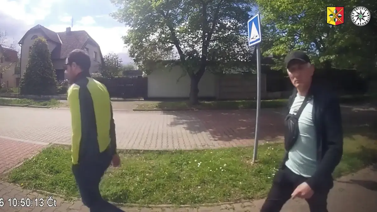 Kamera prvotřídně zachytila dvojici na zlodějském tažení v Praze