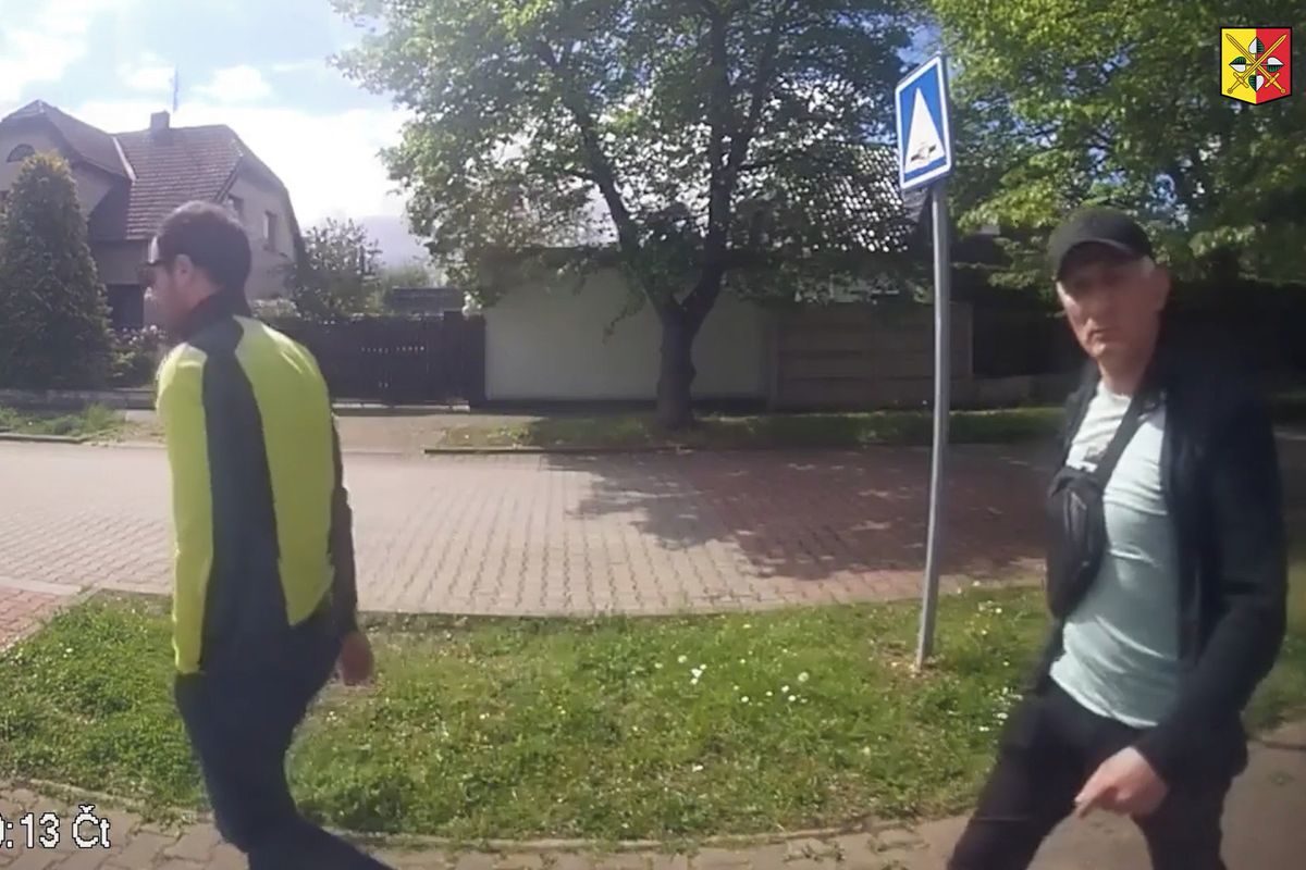 Kamera prvotřídně zachytila dvojici na zlodějském tažení v Praze