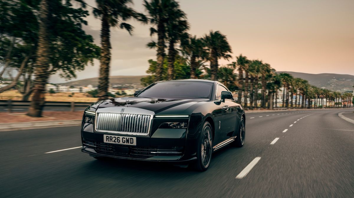 Rolls-Royce vylepšil svůj elektromobil, dojede dále a má i vyšší výkon