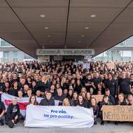Demonstrace spolku Veřejnoprávně proti rušení koncesionářských poplatků před budovou české televize.