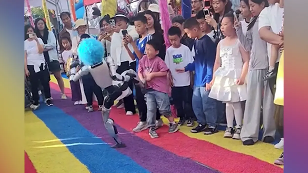 Tohle se nepovedlo. Robot při představení kopl do břicha přihlížejícího chlapce