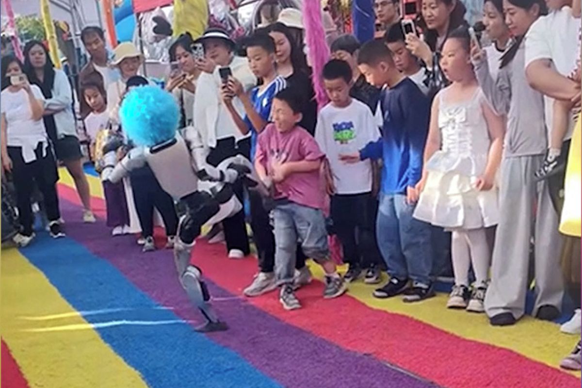 Tohle se nepovedlo. Robot při představení kopl do břicha přihlížejícího chlapce 