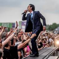 Nick Cave je českým publikem milován.