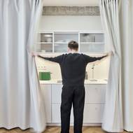 Servisní zóna je soustředěna do jedné linie podél stěny a po zatažení závěsu zcela mizí z dohledu.