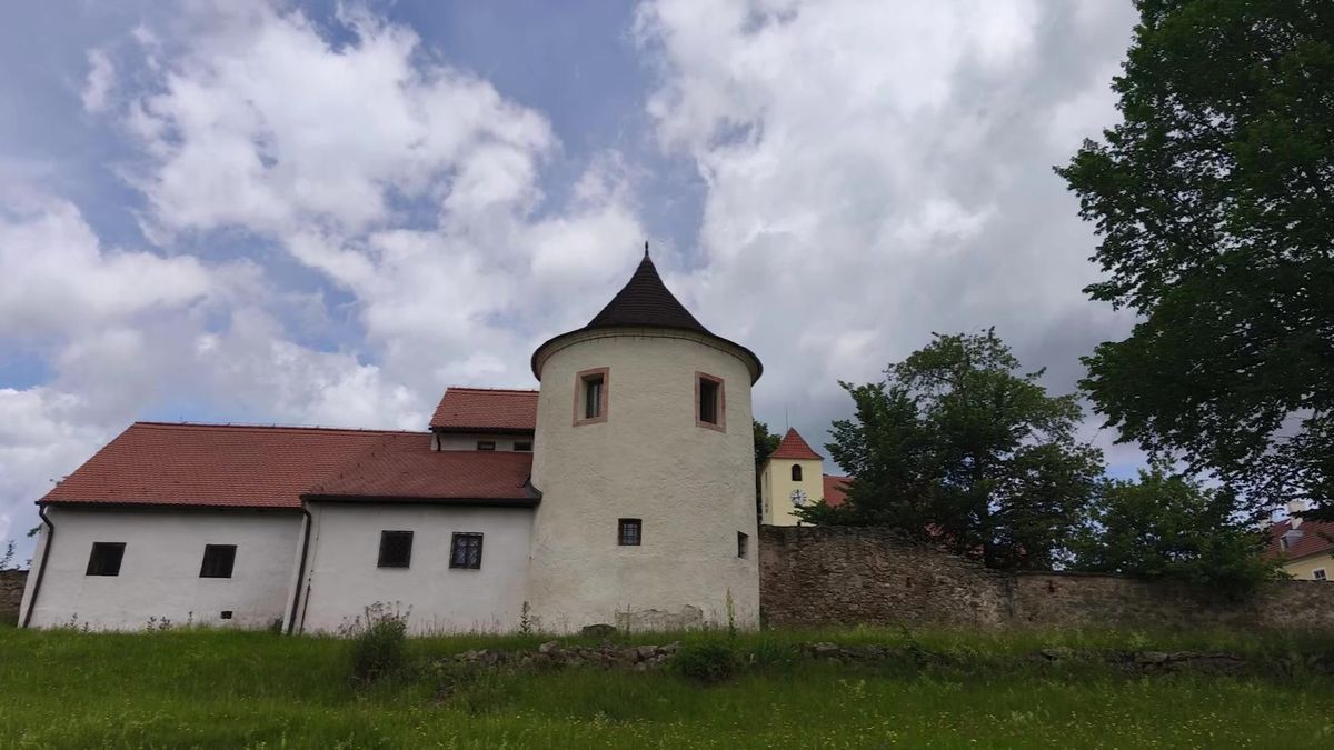 Tvrz Žumberk má pořádně zašmodrchanou historii. Návštěva památky je zážitek