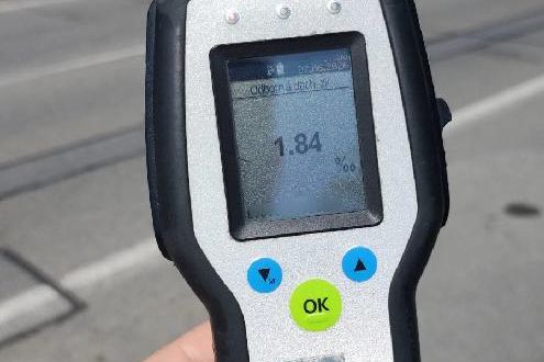 Otec na Novojičínsku vezl syna na skútru bez přilby. A ještě byl opilý