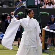 Bílá barva je barvou Wimbledonu a své o tom ví i Ósakaová. Přísný dress code však dodržela po svém a na letošní zahájení dorazila ve vyšívaném recyklovaném kimonu.
