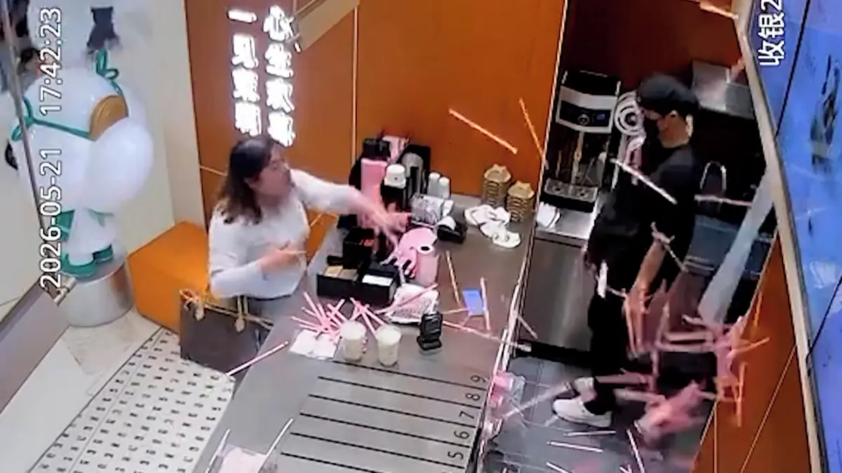 Rozzuřená zákaznice v Číně házela po obsluze fast foodu plas