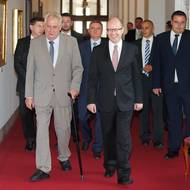 Prezident Miloš Zeman a premiér Bohuslav Sobotka přicházejí na jednání vlády.