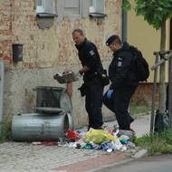 Lopaty policistům zapůjčili hasiči, kteří na místě také pomáhali
