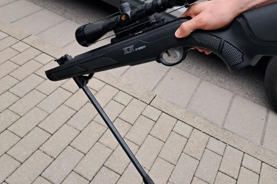 Policisté při manévrech ve Strakonicích zadrželi muže se vzduchovkou. Střílel po kočce, kterou zranil