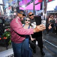 Anna Farisová s Marlonem (vlevo) a Shawnem Wayansovými dorazili za fanoušky na newyorský Times Square.