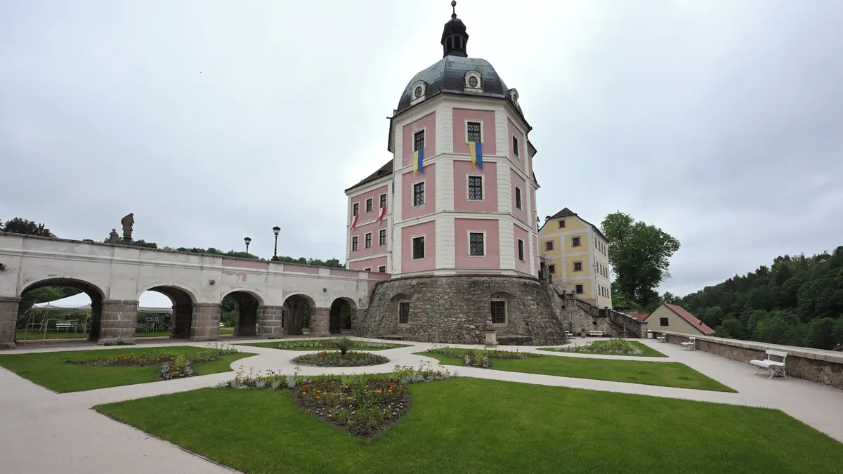 Samozvané vlastence dráždí modrožluté prapory. Jsou ale vedl