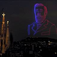 Díky velké dronové show si dokončenou Věž Ježíše Krista mohl prohlédnout i sám Antoni Gaudí. Přesně 100 let poté, co ho zabila tramvaj.