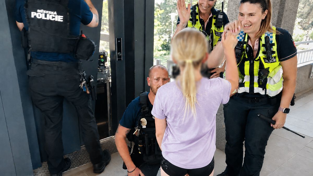 Se školačkou se zasekl v Pardubicích prosklený výtah, strážníci ho museli rozbít