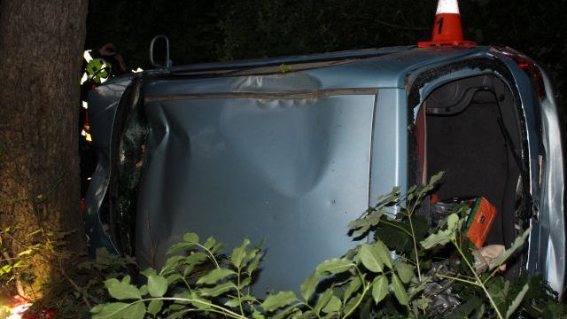 Jel rychle. Mladý řidič na Přerovsku převrátil auto na bok u potoka