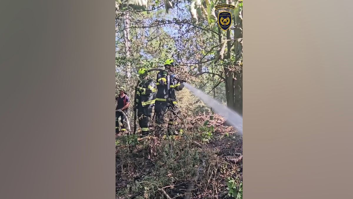 Hasiči na Tišnovsku bojovali s požárem i vedrem, zveřejnili video