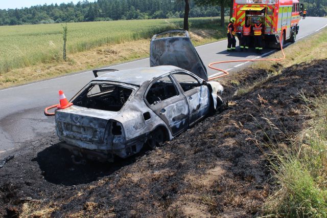 Řidička na Přerovsku najela v příkopu na odtokový kanál. Auto shořelo, žena z něj stihla utéct