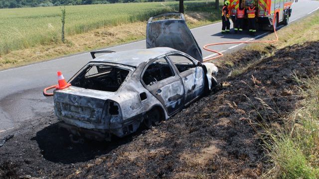 Řidička na Přerovsku najela v příkopu na odtokový kanál. Auto shořelo, žena z něj stihla utéct