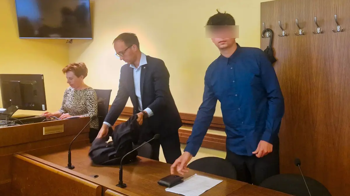 Vlastní babičku mladík na Náchodsku pořezal střepem a třikrát ji uhodil do hlavy lahví od kořalky