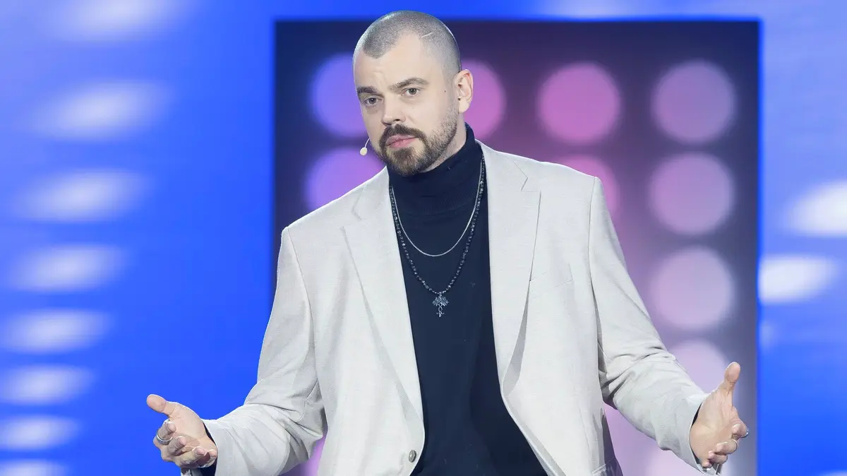 Pobodal mě migrant, ale soud ho pustil, prý nebyl nebezpečný. Německý umělec vysvětluje, proč emigroval