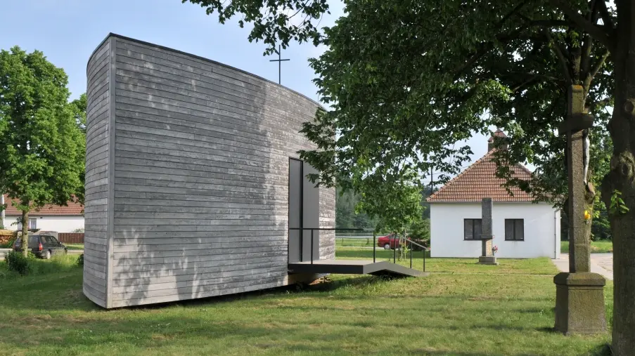 Kaple ve tvaru archy poutá pozornost už dvě dekády. Do Černé přijede slavit Javorský, Boková či Matásek