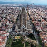 Chrám Sagrada Família jsme si dlouhá desetiletí zvykli vídat s jeřáby a bez dokončené centrální věže.
