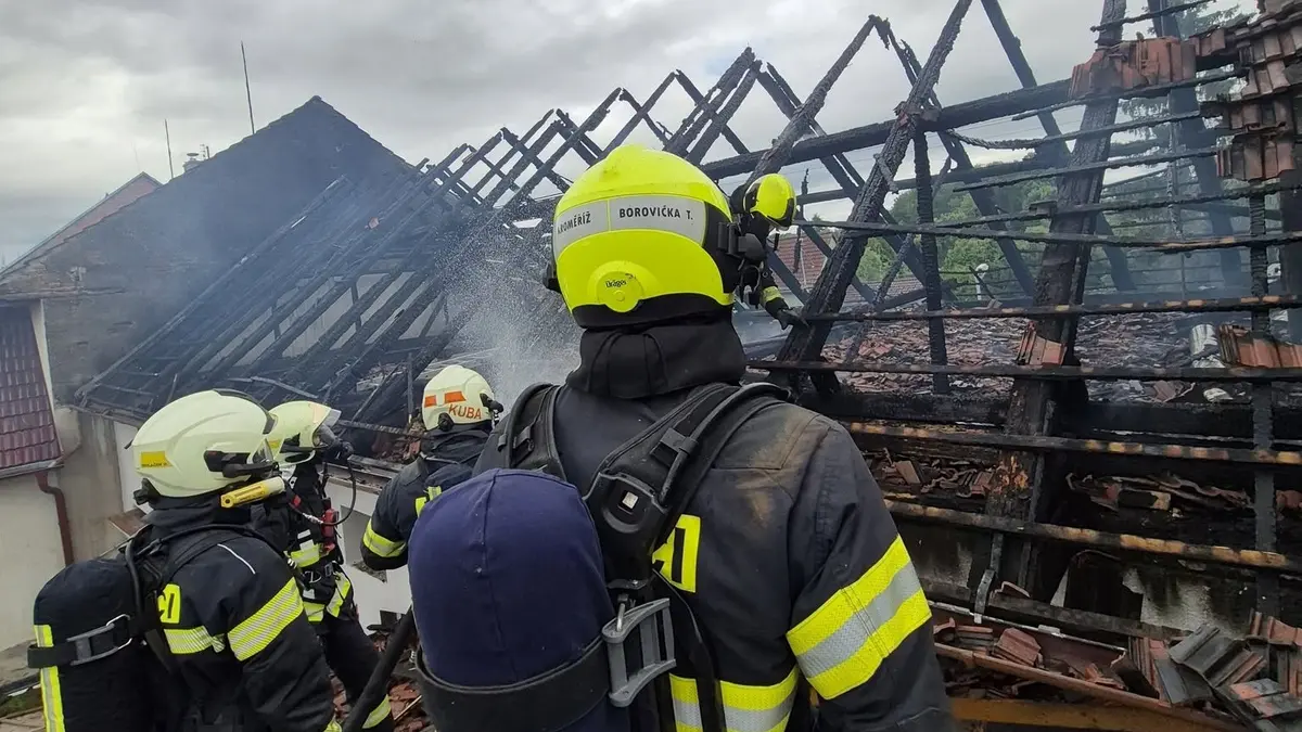 Z hořícího domu ve Zlobicích včas utekli dva dospě