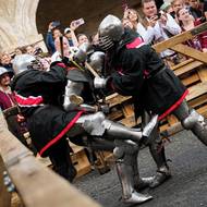 Bojový sport mezinárodně nazývaný Historical Medieval Battles (HMB) je přesně tak brutální, jak si lidé představují středověké bitvy. Bojovníci ve zbroji vážící od 20 do 40 kilogramů se do sebe pustí bez jakýchkoliv okolků a mlátí do sebe zbraněmi plnou silou.