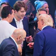 Nejmladší syn Donalda Trumpa Barron moc veřejně nevystupuje, ale na otcových osmdesátinách se objevil. 
