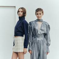 Jedním z nejvýraznějších modelů byl i elegantní stříbrný overal.