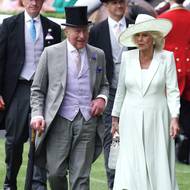 Královna Camilla zůstala věrná svému tradičnímu stylu. Zvolila elegantní světlý kostým doplněný výrazným kloboukem s dekorativními prvky.