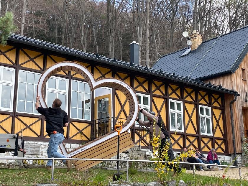 K Jeskyni Na Špičáku vede naučná stezka, v podzemí zahraje arménský duduk